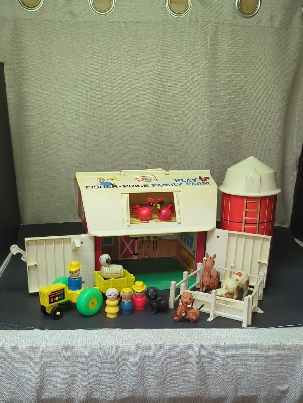#29)Vintage Fisher Price Play Family Farm 915 Little People Barn & silo